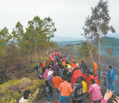 雞公獅、人龍跟隨在背帶龍后面,游過各個山頭,走回祠堂。