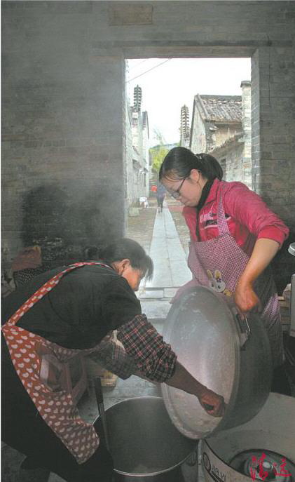 后勤人員緊張地準備午飯。