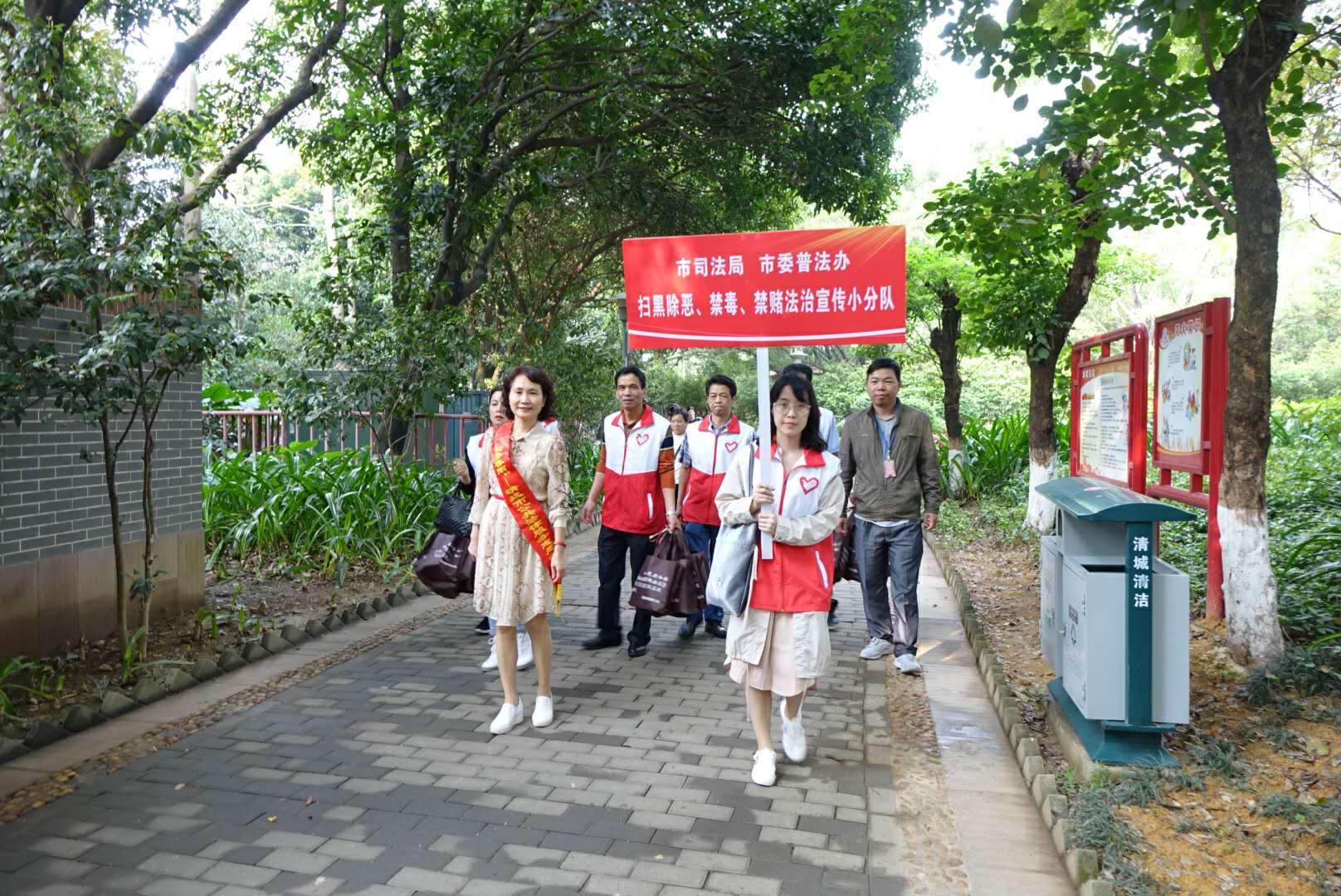 3月5日，市司法局、市委普法辦在清城區(qū)鳳城街道鳳桂園社區(qū)開(kāi)展掃黑除惡、禁毒、禁賭法治宣傳活動(dòng)2.jpg