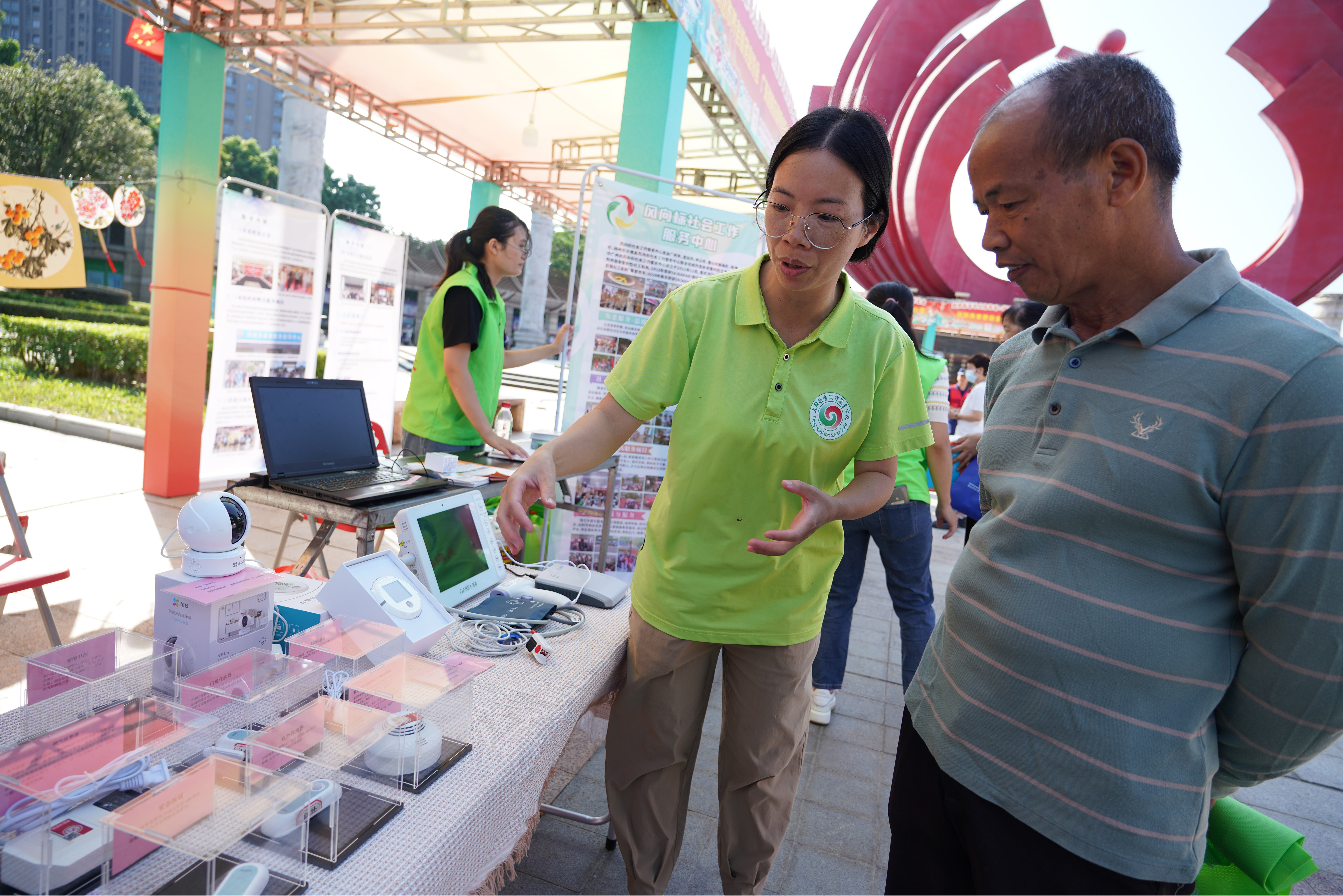 市民逛適老化產(chǎn)品展，了解涉老政策和體驗(yàn)養(yǎng)老服務(wù)。清遠(yuǎn)日?qǐng)?bào)記者 劉淑芳 攝 劉淑芳 攝 劉淑芳 攝